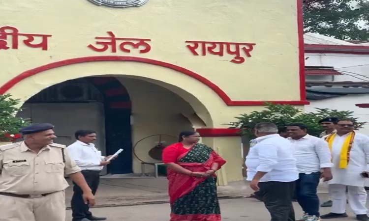 కవాసీ లఖ్మాను పరామర్శించిన సీతక్క