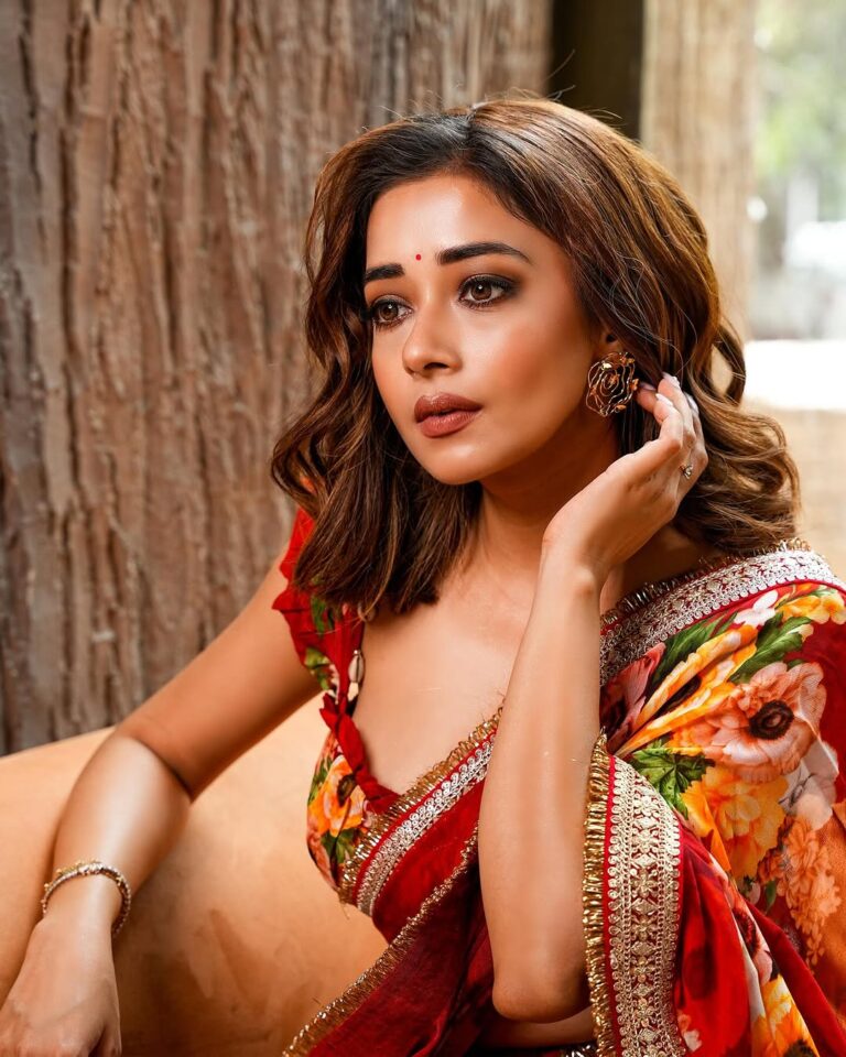 Tinaa Dattaa Stunning at Red Saree