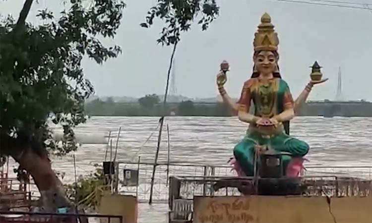 జలదిగ్బంధంలో బాసర..