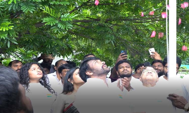 చిరు బ్లడ్‌ బ్యాంక్‌లో పంద్రాగస్టు వేడుకలు