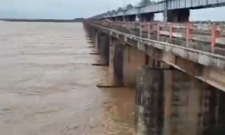 ధవళేశ్వరం బ్యారేజ్ ..రెండో ప్రమాద హెచ్చరిక