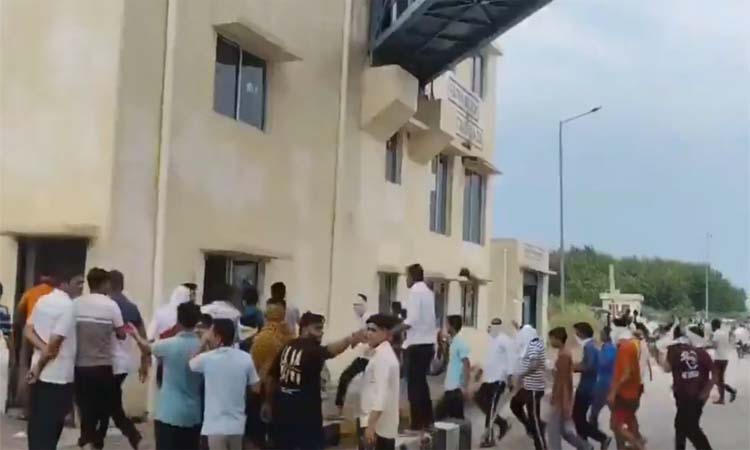 జవాన్‌పై దాడి చేసిన టోల్‌గేట్ ధ్వంసం!