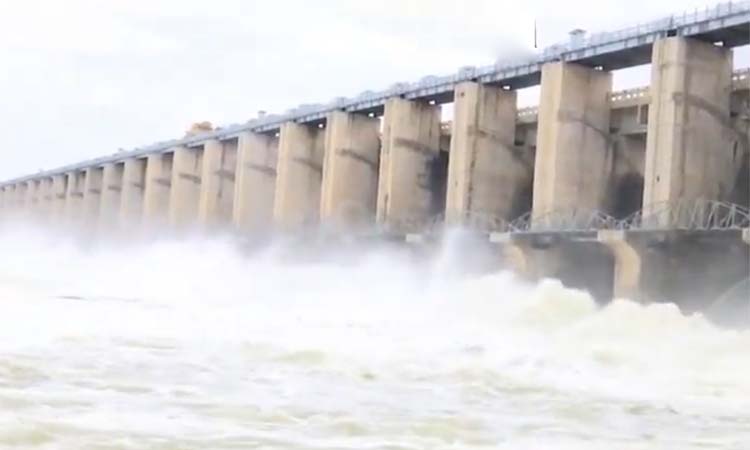 జూరాలకు పోటెత్తిన వరద..