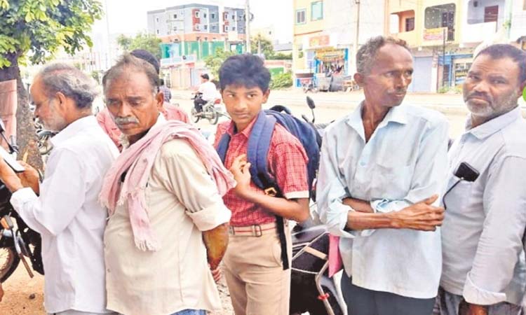 యూరియా కోసం క్యూలైన్‌లో విద్యార్థి!