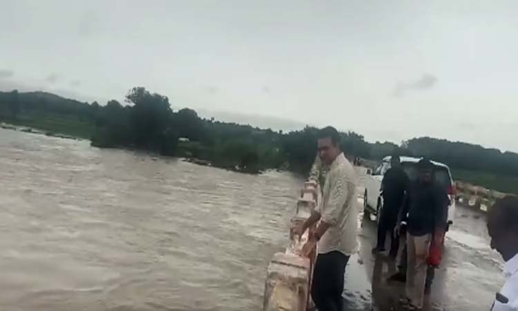 వరద ప్రభావిత ప్రాంతాల్లో కేటీఆర్