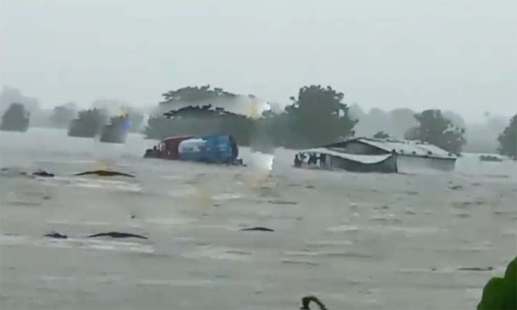 భారీ వర్షాలతో కామారెడ్డి అతలాకుతలం