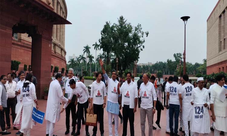 కాంగ్రెస్ ఎంపీల వినూత్న నిరసన..