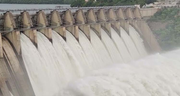 శ్రీశైలం,సాగర్‌లకు పోటెత్తిన వరద