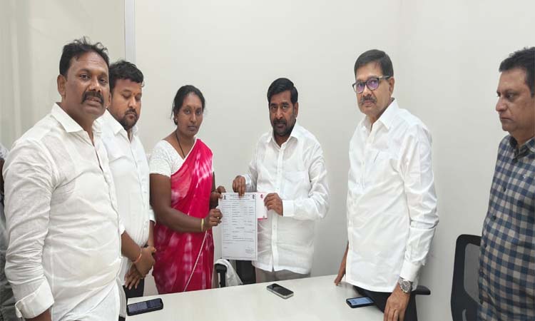 BRS:ఇన్సూరెన్స్ చెక్కు అందజేత