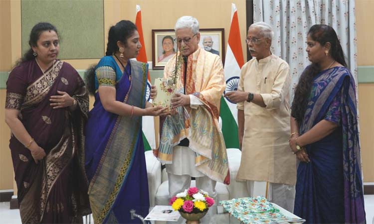 గవర్నర్‌కు జమ్మి మొక్క అందజేత