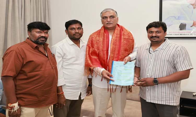 రేషన్ డీలర్ల జీవితాలతో చెలగాటం:హరీష్