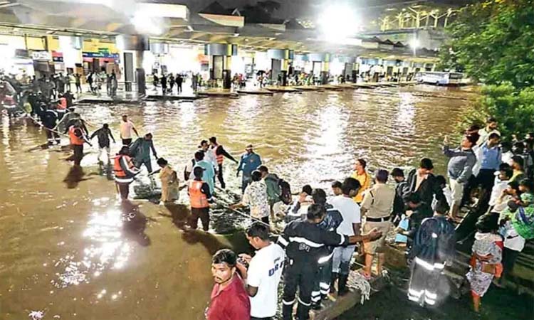 నీట మునిగిన ఎంజీబీఎస్..బస్సులు బంద్