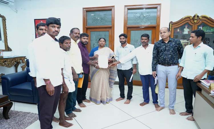 సీతక్కతో చెంచు రైతులు