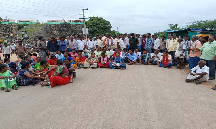 యూరియా ఇవ్వలేని సర్కార్..రైతుల ఆగ్రహం