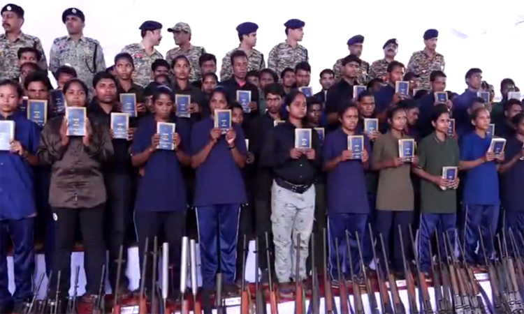 మావోయిస్టు అగ్రనేత ఆశన్న లొంగుబాటు