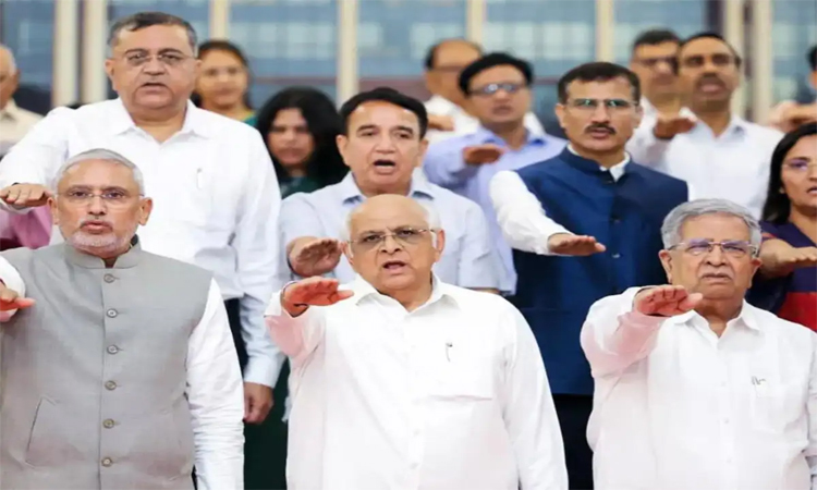 గుజరాత్..మంత్రులంతా రాజీనామా