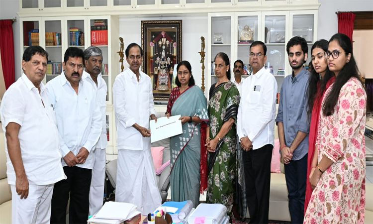 బీ ఫామ్ అందుకున్న మాగంటి సునీత