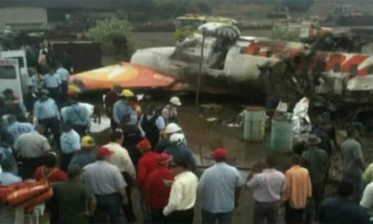 టేకాఫ్ కాగానే కూలిపోయిన విమానం