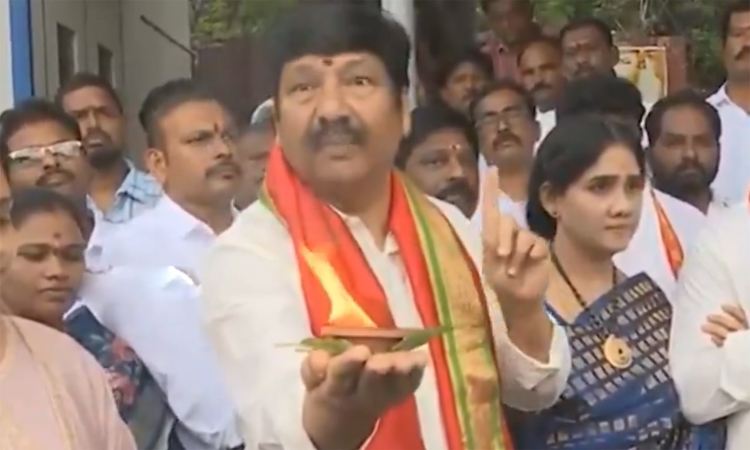 విజయవాడ దుర్గ గుడిలో వైసీపీ నేత ప్రమాణం