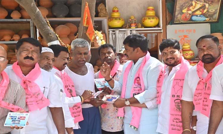 కాంగ్రెస్ బాకీ కార్డుల..పంపిణీ