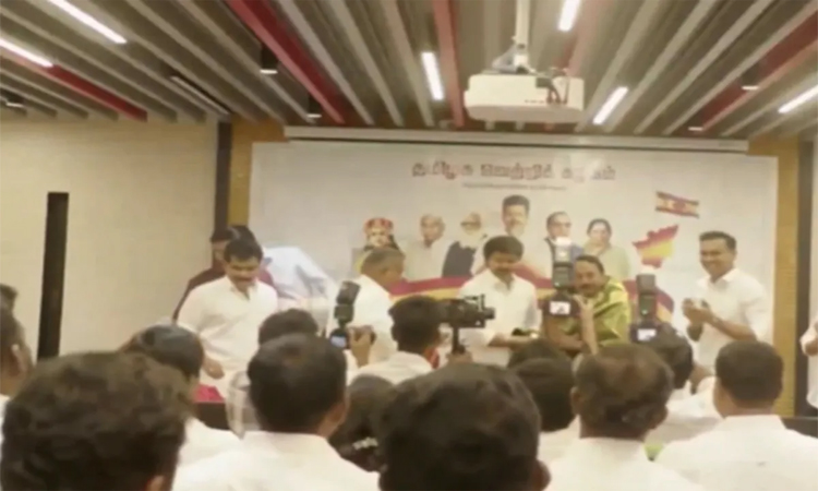 TVKలో చేరిన సెంగొట్టయ్యన్