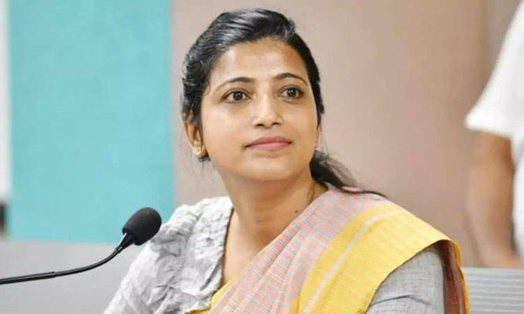 ఆమ్రపాలికి హైకోర్టులో చుక్కెదురు..