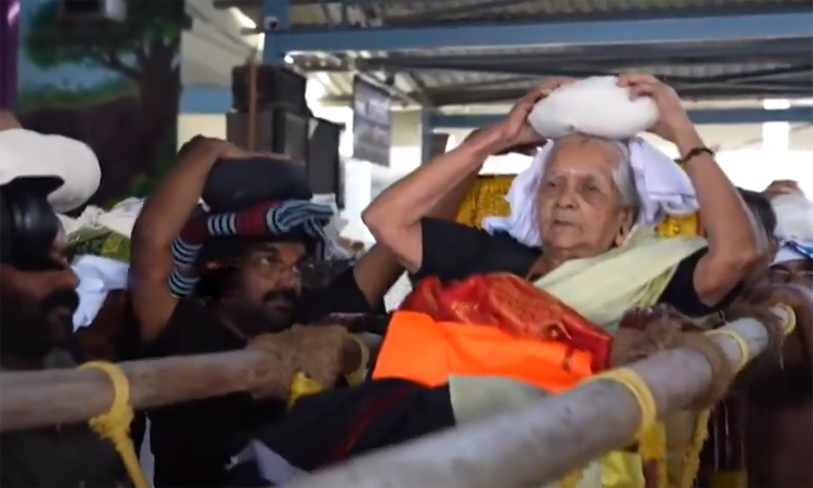 అయ్యప్ప సన్నిధిలో 102 ఏళ్ల భక్తురాలు