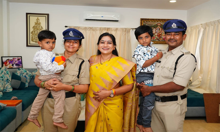 ఏపీ హోంమంత్రితో కానిస్టేబుల్ జయశాంతి