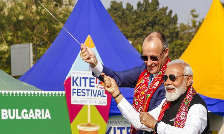అంతర్జాతీయ కైట్ ఫెస్టివల్‌లో మోదీ