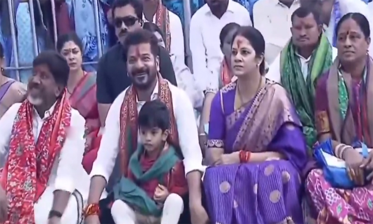 వనదేవతలకు సీఎం రేవంత్ మొక్కులు