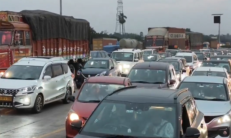 Sankranthi:పట్నం నుంచి జనం పల్లె బాట!