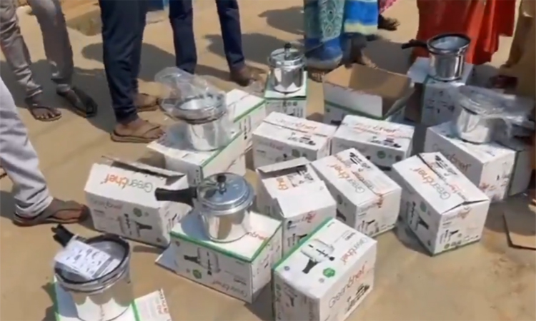 ఓటు వేయలేదని పంచిన కుక్కర్లు వెనక్కి!