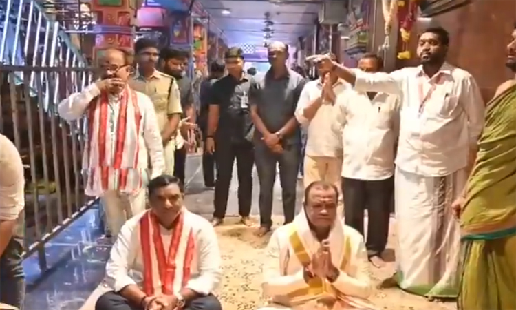 కనకదుర్గమ్మ సన్నిధిలో మంత్రి కోమటిరెడ్డి