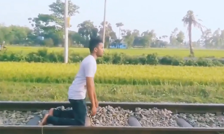 వైరల్ పిచ్చితో ప్రమాదకర స్టంట్స్!