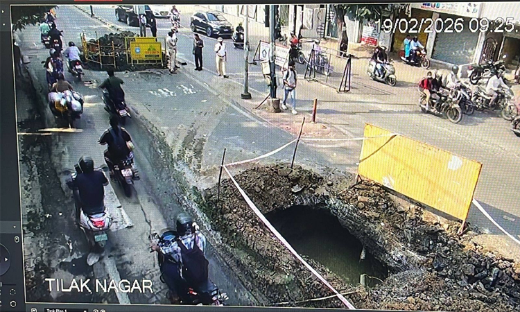 తిలక్‌నగర్ చౌరస్తాలో కుంగిన రోడ్డు