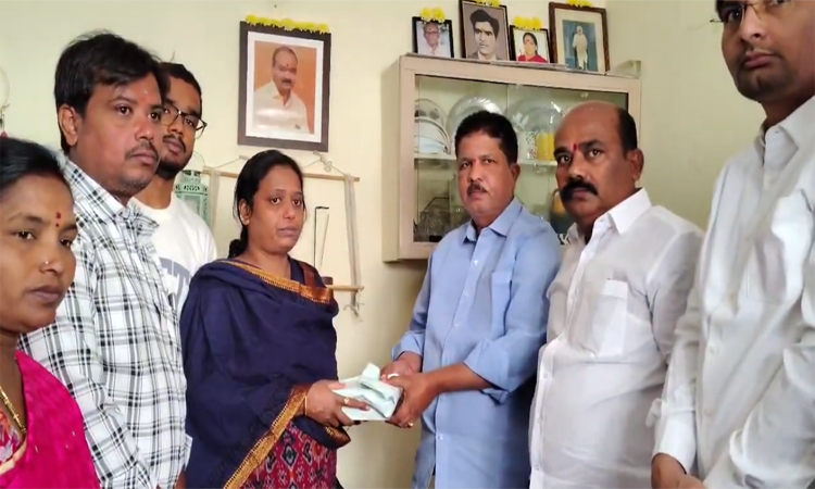 వీడియో జర్నలిస్ట్ కుటుంబానికి అండగా బీఆర్ఎస్