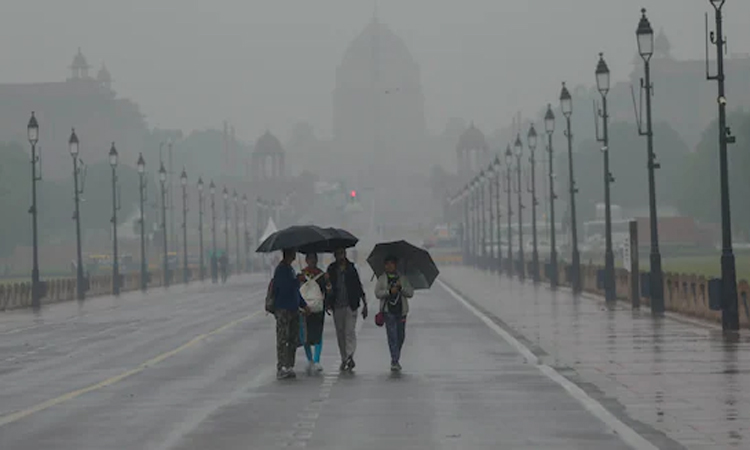 Delhi:భారీ వర్షాలు…పొగమంచు