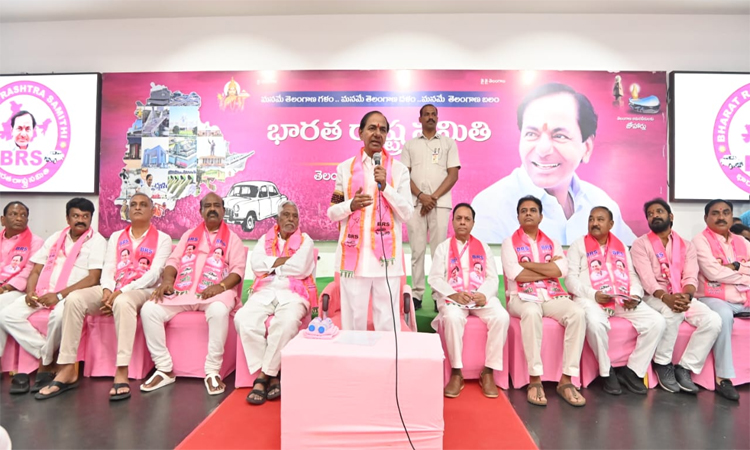 బీజేపీ ఎంపీ తేజస్వి వెధవ..కేసీఆర్ ఫైర్
