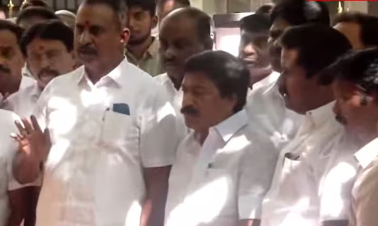 అన్నాడీఎంకేలో చీలిక..TVKకు జై!