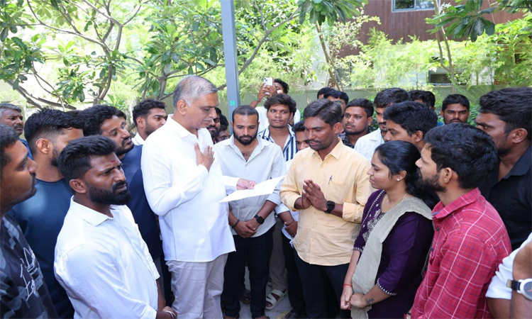 ఏడాదికి 2 లక్షల ఉద్యోగాలేవి?:హరీష్