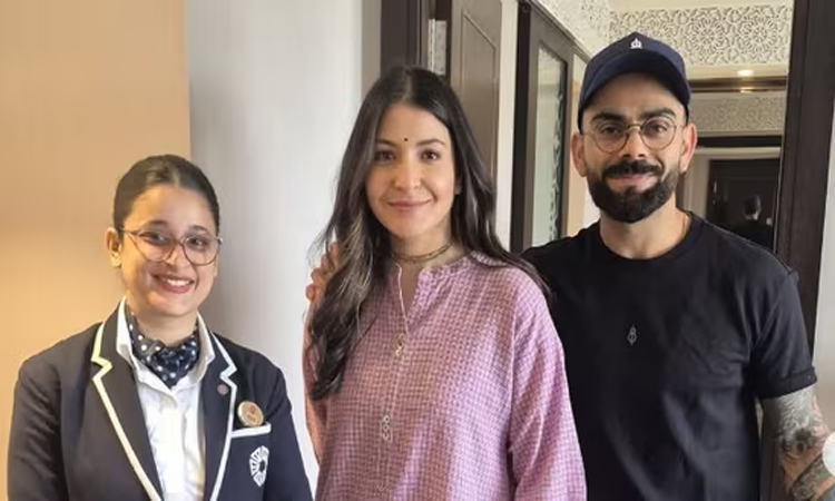 హోటల్ సిబ్బందితో కోహ్లీ, అనుష్క!
