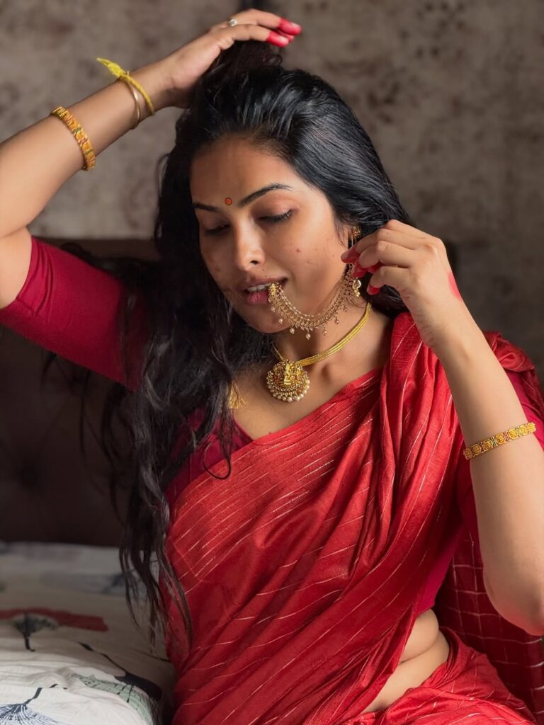 divi vadthya in red