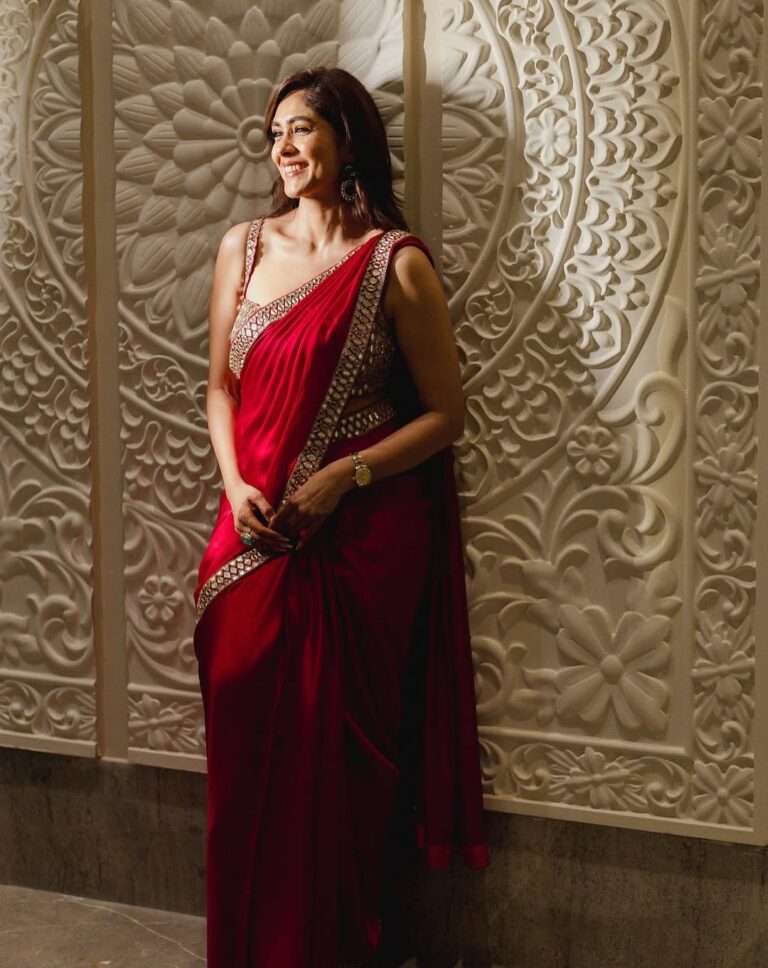 mrunal thakur saree pics