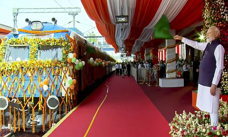 హైడ్రోజన్ రైలును ప్రారంభించిన మోదీ