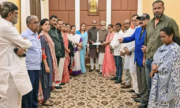 తృణమూల్ రెబెల్ ఎంపీలకు నోటీసులు