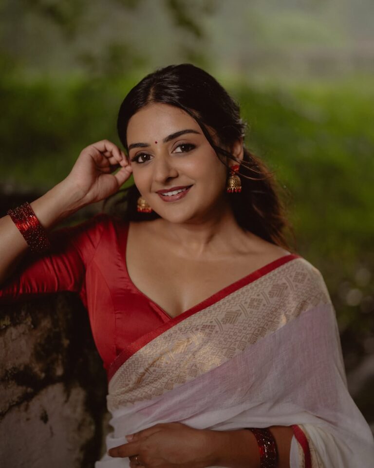 esther anil saree stills