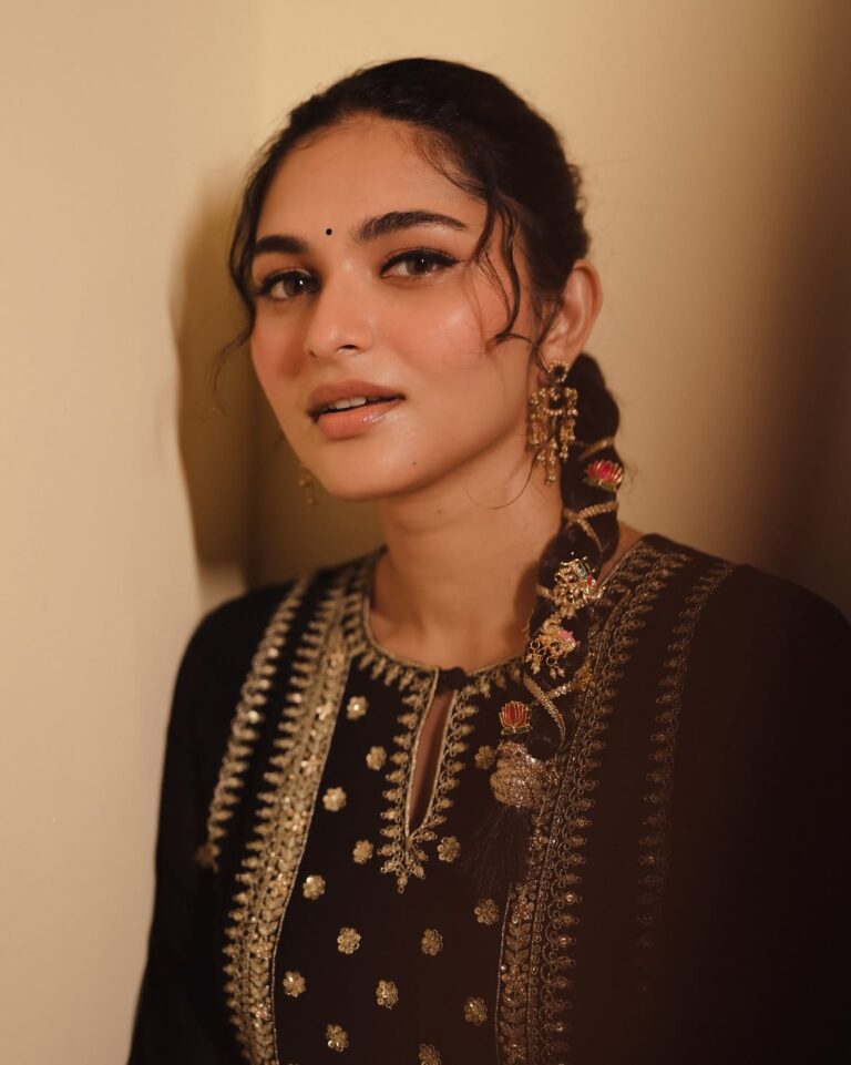 kayadu lohar stunning in black