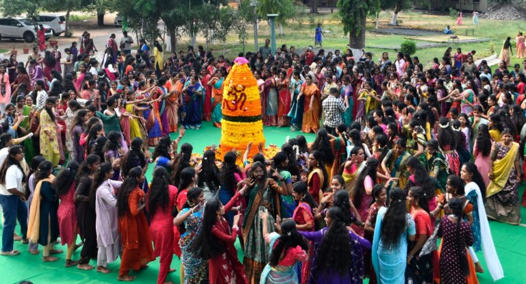 చాకలి ఐలమ్మ విశ్వవిద్యాలయంలో బతుకమ్మ వేడుకలు