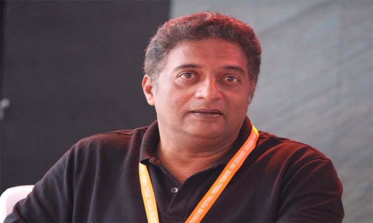 జెండాలు పట్టుకుంటే అరెస్ట్ చేస్తారా?